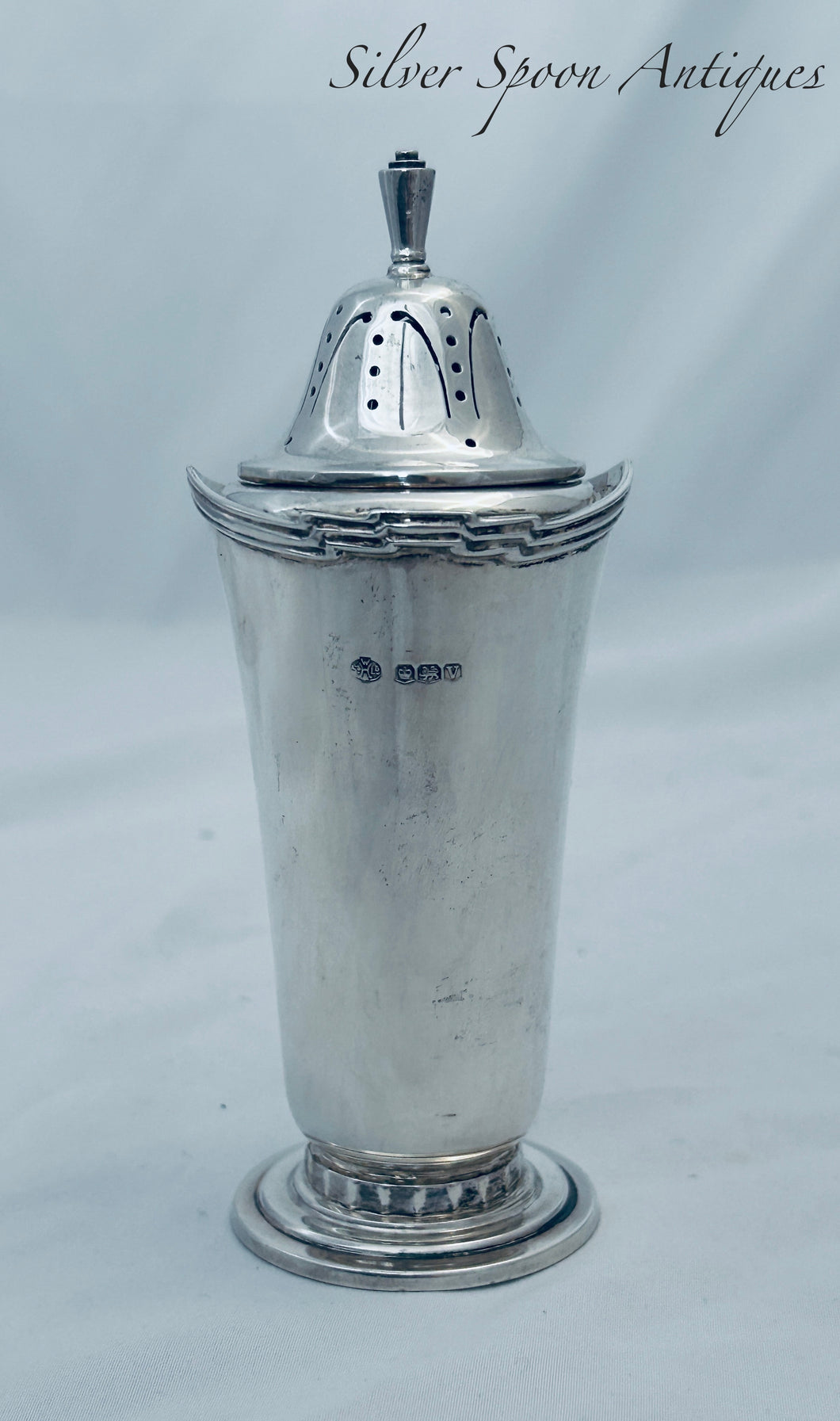 Art Deco English Sterling Shaker, William Hutton & Sons Ltd, Sheffield, 1938